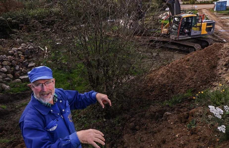 Niels Worm in front of his excavator