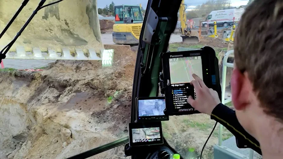 Makin’ 3D machine control makes the excavation work a lot easier.