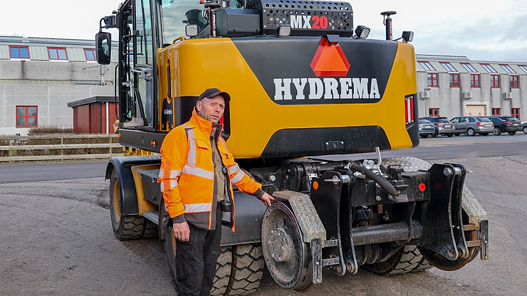 Niels Bundsgaard in front of the Hydrema wheeled excavator 